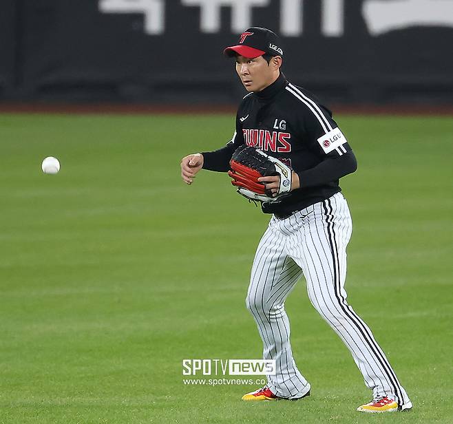▲ 한화와 한국시리즈 3차전 2회 도중 영리한 낙구로 팀을 위기에서 구해낸 오지환 ⓒ곽혜미 기자