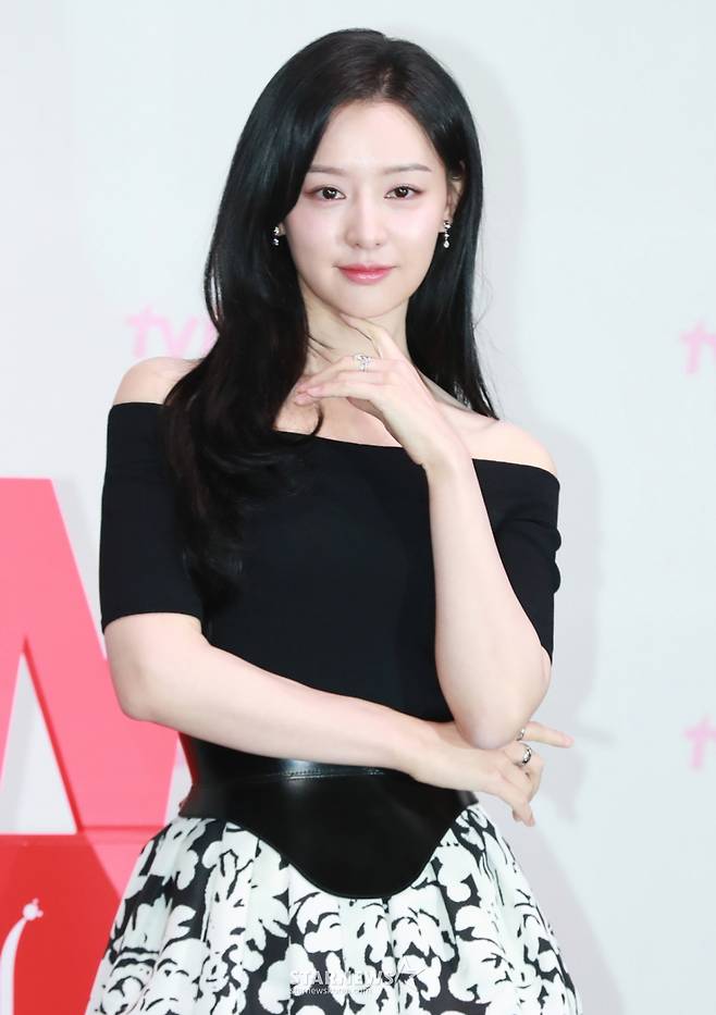 배우 김지원이 7일 오전 서울 라마다신도림 호텔에서 진행된 tvN 토일드라마 '눈물의 여왕' 제작발표회에 참석해 포즈를 취하고 있다.  퀸즈 그룹 재벌 3세인 '백화점의 여왕' 홍해인과 용두리 이장 아들인 '슈퍼마켓 왕자' 백현우 3년차 부부의 아찔한 위기와 기적처럼 다시 시작되는 사랑 이야기 '눈물의 여왕'은 오는 9일 첫 방송된다. /2024.03.07 /사진=이동훈