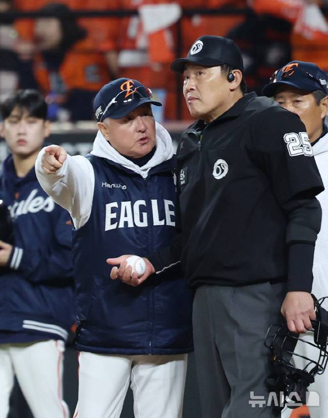 김경문 한화 감독(가운데)가 29일 LG와 한국시리즈 3차전 2회말 더블 아웃 장면에 대해 심판진에 인필드 플라이가 아니였느냐고 항의하고 있다. /사진=뉴시스