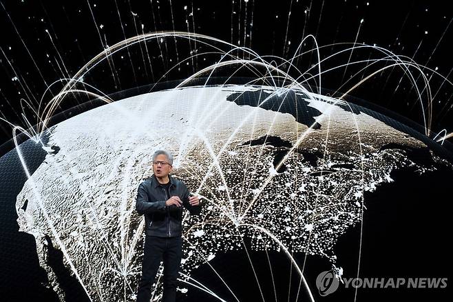 기조연설하는 젠슨 황 젠슨 황 엔비디아 최고경영자(CEO)가 28일(현지시간) 미국 워싱턴의 월터 E. 워싱턴컨벤션센터에서 열린 개발자행사(GTC)에서 기조연설을 하고 있다. (AP=연합뉴스)