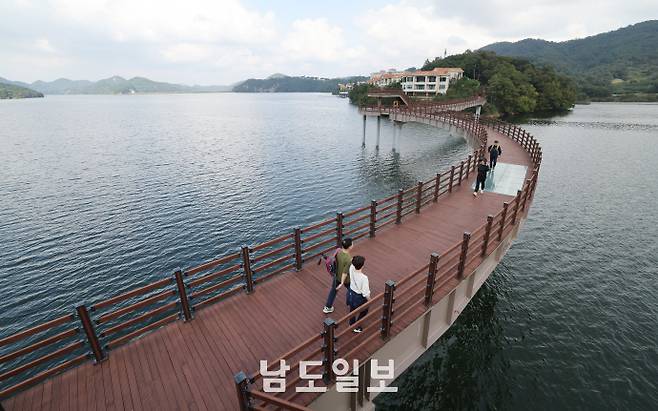 나들이객들이 나주호를 보며 둘레길을 걷고 있다. /임문철 기자 35mm@namdonews.com