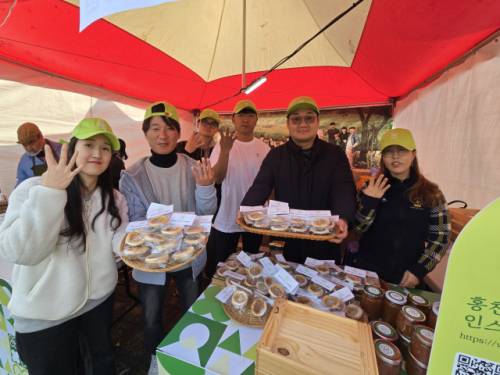 ◇홍천군 4H연합회(회장:이민서)가 30일 토리숲에서 열린 제23회 홍천인삼·한우 명품축제와 제10회 홍천사과 축제에서 사과 타르트를 판매했다.