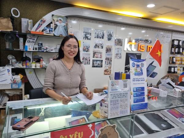 황티티 씨가 김해시 동상동 글로벌 푸드타운 내에 있는 KT 대리점에서 근무하는 모습. /이수경 기자