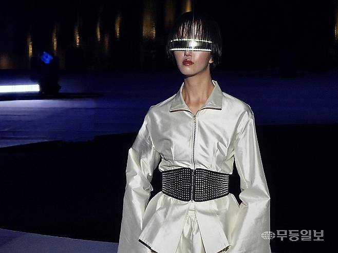 사이버네틱한 분위기를 연출하는 모델이 런웨이를 걷는 모습. 3막은 이처럼 현대적이고 전위적으로 재해석한 작품들로 채워졌다.최류빈기자 rubi@mdilbo.com