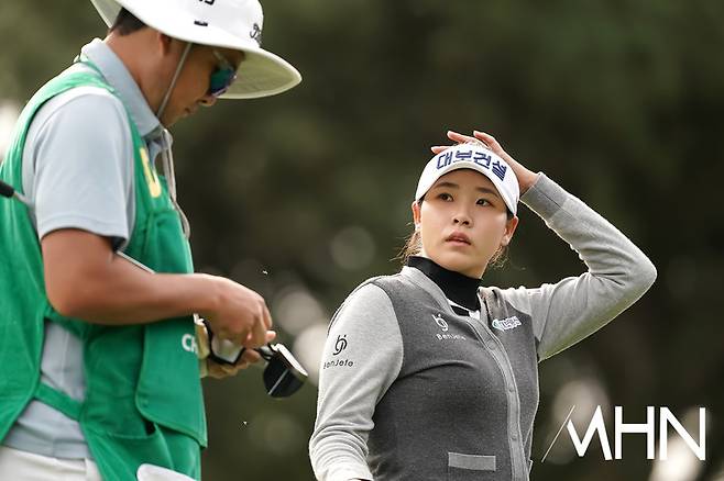 황민정이 30일 열린 S-OIL 챔피언십 1라운드에서 캐디와 대화를 나누고 있다.