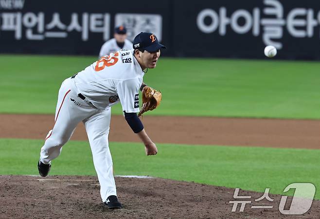 29일 오후 대전 한화생명볼파크에서 열린 프로야구 2025 신한 SOL뱅크 KBO 한국시리즈 3차전 LG트윈스와 한화 이글스의 경기, 7회초 한화 박상원이 역투하고 있다. 2025.10.29/뉴스1 ⓒ News1 구윤성 기자