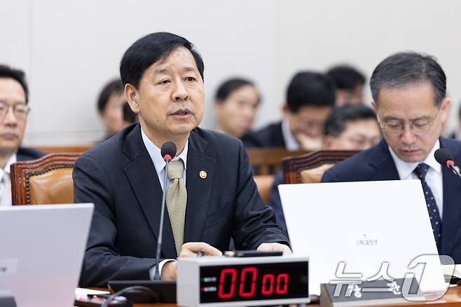 구윤철 경제부총리 겸 기획재정부 장관이 30일 서울 여의도 국회에서 열린 기획재정위원회 기획재정부 등에 대한 국정감사에 출석해 의원 질의에 답변하고 있다. 2025.10.30/뉴스1 ⓒ News1 이승배 기자