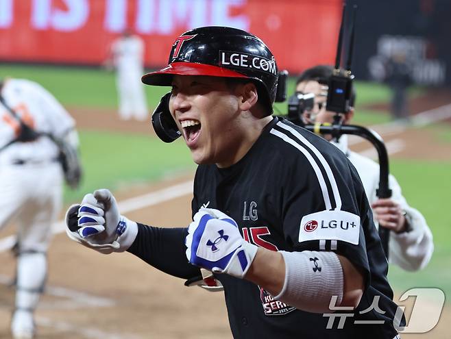 29일 대전 한화생명볼파크에서 열린 프로야구 2025 신한 SOL뱅크 KBO 포스트시즌 한국시리즈 3차전 LG 트윈스와 한화 이글스의 경기, 4회초 1사 주자없는 상황에서 LG 김현수가 홈런을 치고 기뻐하고 있다. 2025.10.29/뉴스1 ⓒ News1 구윤성 기자