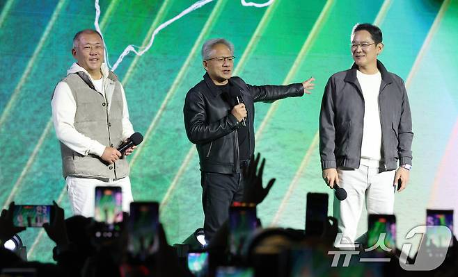 젠슨 황 엔비디아 CEO가 30일 밤 서울 강남구 코엑스광장에서 지포스(GeForce) 한국 25주년을 기념해 열린 '지포스 게이머 페스티벌'에 이재용 삼성전자 회장, 정의선 현대차그룹 회장과 함께 올라 인사를 하고 있다. (공동취재) 2025.10.30/뉴스1 ⓒ News1 김진환 기자