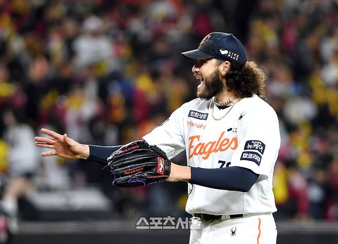 한화 폰세가 29일 대전 한화생명볼파크에서 열린 2025 KBO리그 LG와 한국시리즈 3차전 2회초 2사 1루 상황에서 LG 박동원을 삼진 아웃으로 잡아낸 뒤 기뻐하고 있다. 대전 | 박진업 기자 upandup@sportsseoul.com