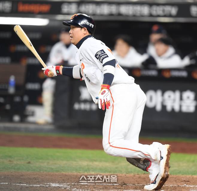 한화 하주석이 30일 대전 한화생명볼파크에서 열린 2025 KBO 한국시리즈 4차전 LG와 경기 4회말 1사2,3루 내야땅볼을 치고 있다. 대전 | 최승섭기자 thunder@sportsseoul.com