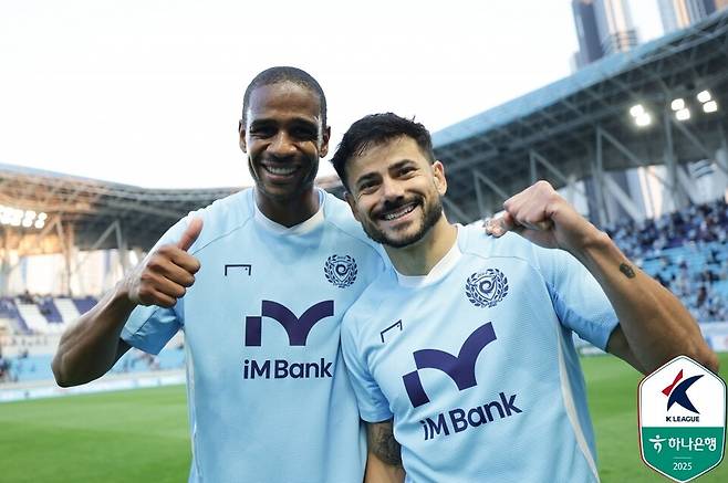 대구FC 공격수 에드가(왼쪽)와 세징야. /사진=한국프로축구연맹