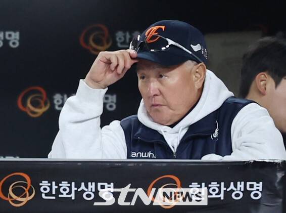 30일 대전 중구 한화생명볼파크에서 열린 2025 KBO 한국시리즈 4차전 LG 트윈스와 한화 이글스의 경기, 한화 김경문 감독이 7회초 LG 공격을 지켜보고 있다. /사진=뉴시스