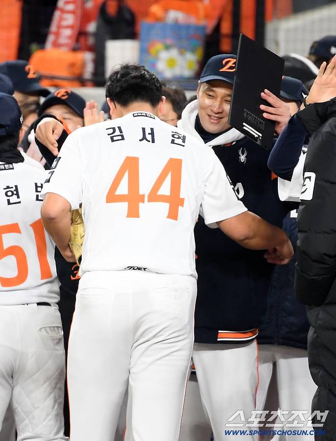 제자를 따뜻하게 안아준 윤규진 불펜코치.