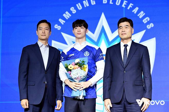 왼쪽부터 삼성화재 김상우 감독, 이우진, 임도헌 단장. 사진제공=KOVO