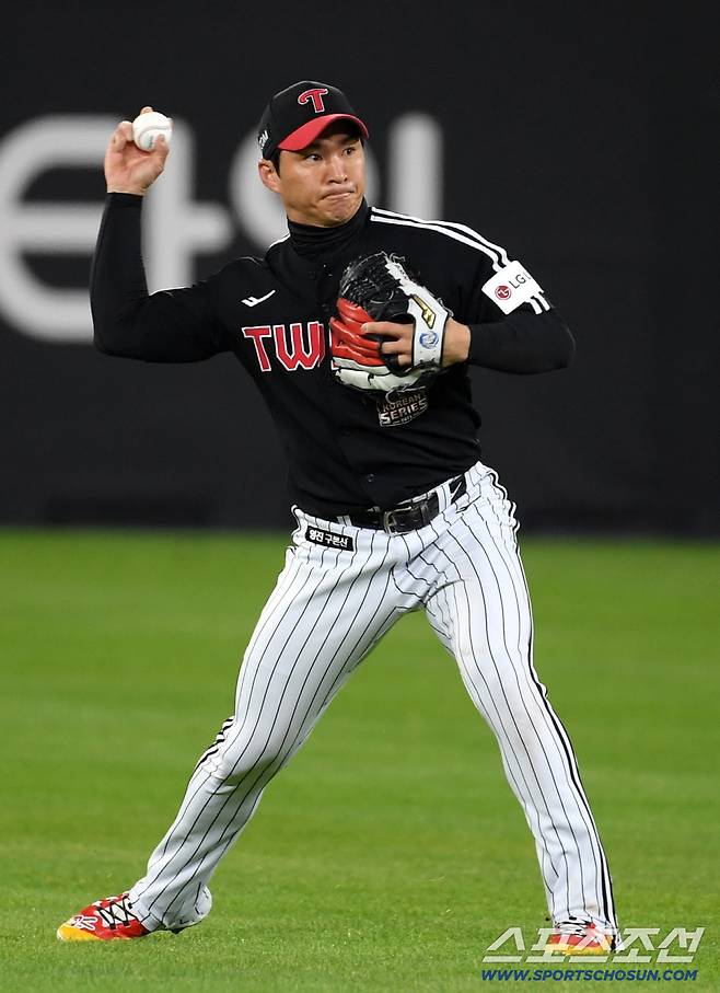 29일 대전 한화생명볼파크에서 열린 한국시리즈 3차전 한화 이글스와 LG 트윈스의 경기. 2회말 1사 1,2루 한화 이도윤 내야 뜬공 때 LG 유격수 오지환이 고의낙구 후 병살로 연결하고 있다. 대전=박재만 기자 pjm@sportschosun.com/2025.10.29/