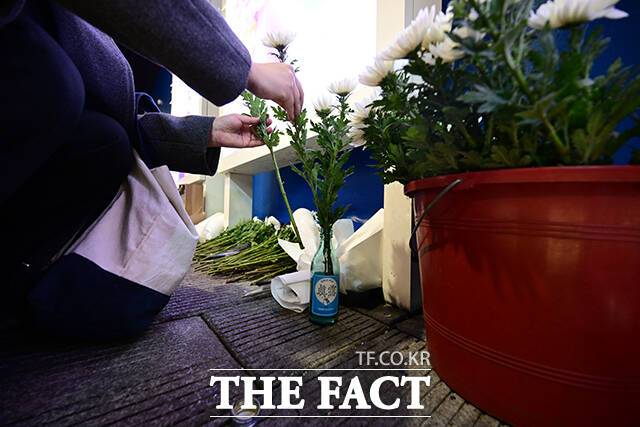 희생자를 위한 소주와 국화.