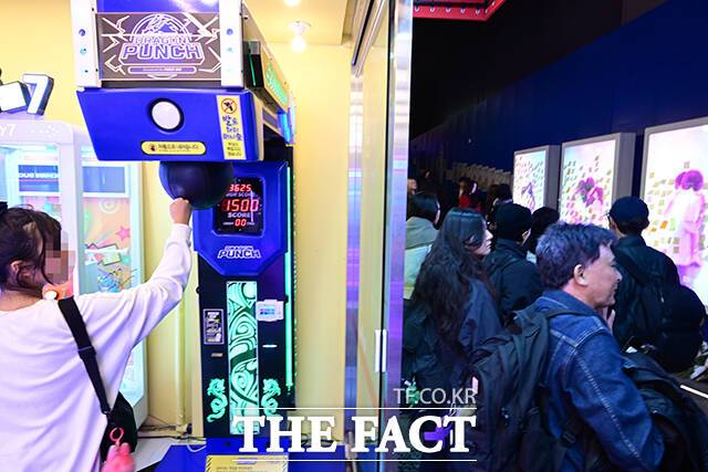 전후 사정을 모르는 외국인 관광객이 펀치머신을 건드리고 있다. 추모 공간을 지키는 활동가와 추모객 일부는 상권도 중요하지만 추모일에 오락실에서 '쾅쾅' 터지는 소음에 "이건 아니다"라며 입을 모았다.