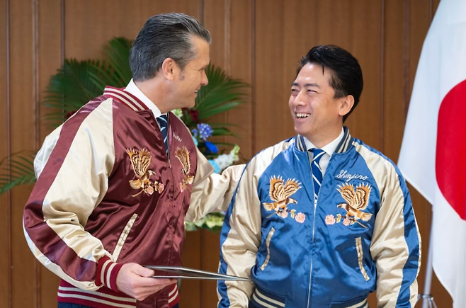 헤그세스 장관은 회담을 마친 뒤 자신의 사회관계망서비스(SNS)에 선물 받은 스카잔을 입고 고이즈미 방위상과 함께 찍은 사진을 게시했다. 피트 헤그세스 국방부 장관 X(엑스)