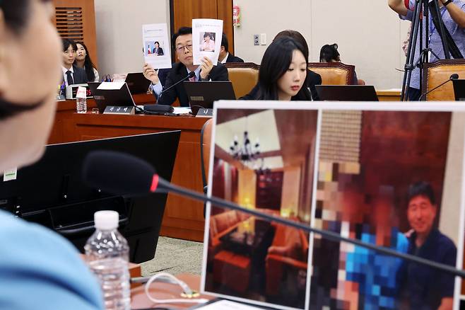 곽규택 국민의힘 의원이 30일 오후 서울 여의도 국회 법제사법위원회 전체회의에서 서영교 의원 관련 기사를 들고 있다. 서영교 의원 책상에 지귀연 판사 의혹 관련 사진이 놓여있다. /뉴시스