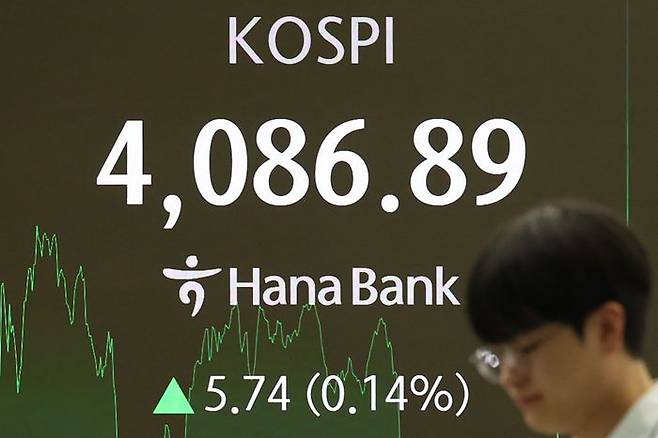 30일 오후 서울 중구 하나은행 딜링룸에서 딜러들이 업무를 보고 있다. ⓒ뉴시스