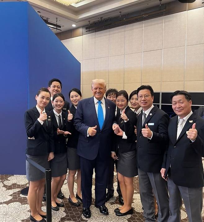 도널드 트럼프 미국 대통령이 지난 29일 경주 힐튼호텔 만찬장에 있는 호텔 직원들과 기념 사진을 찍었다. ⓒ뉴시스