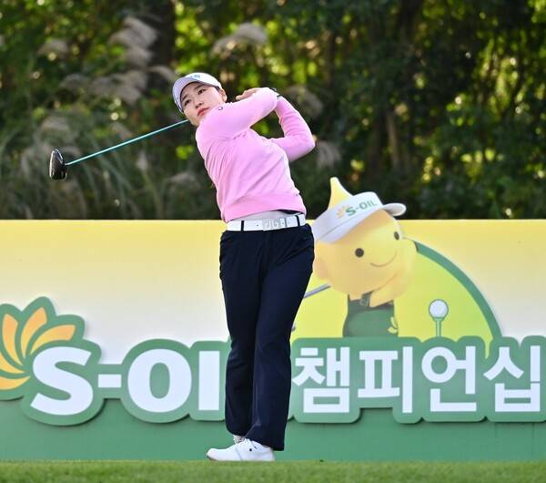 2025년 한국여자프로골프(KLPGA) 투어 에쓰오일(S-OIL) 챔피언십에 출전한 최가빈 프로가 1라운드에서 경기하는 모습이다. 사진제공=KLPGA (사진을 무단으로 사용하지 마십시오.)