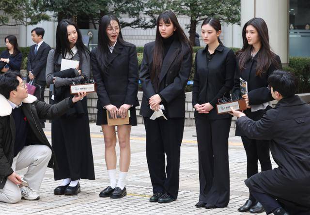 어도어가 그룹 뉴진스 멤버들을 상대로 제기한 전속계약 유효확인 소송에 대해 1심 법원이 어도어의 손을 들어준 가운데, 뉴진스 측이 입장을 밝혔다. 뉴시스