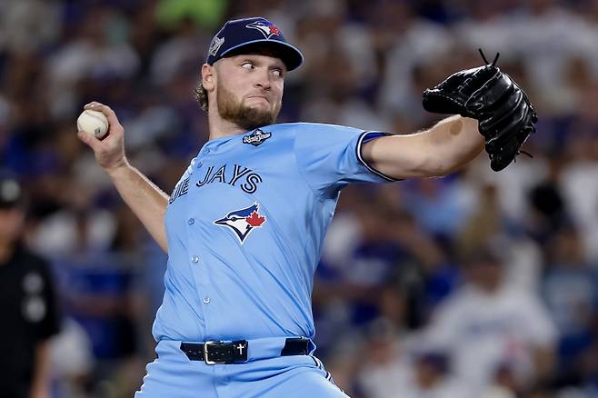 <yonhap photo-3964=""> epa12492164 Toronto Blue Jays pitcher Trey Yesavage delivers to a Los Angeles Dodgers batter during the sixth inning of the MLB World Series game five between the Toronto Blue Jays and the Los Angeles Dodgers in Los Angeles, California, USA, 29 October 2025. EPA/ALLISON DINNER/2025-10-30 12:42:16/ <저작권자 ⓒ 1980-2025 ㈜연합뉴스. 무단 전재 재배포 금지, AI 학습 및 활용 금지></yonhap>