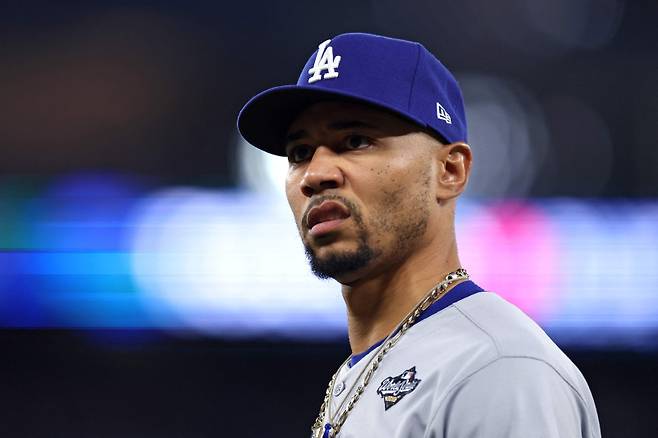 <yonhap photo-2353=""> TORONTO, ONTARIO - OCTOBER 25: Mookie Betts #50 of the Los Angeles Dodgers reacts prior to game two of the 2025 World Series against the Toronto Blue Jays at Rogers Center on October 25, 2025 in Toronto, Ontario. Emilee Chinn/Getty Images/AFP (Photo by Emilee Chinn / GETTY IMAGES NORTH AMERICA / Getty Images via AFP)/2025-10-26 09:07:29/ <저작권자 ⓒ 1980-2025 ㈜연합뉴스. 무단 전재 재배포 금지, AI 학습 및 활용 금지></yonhap>