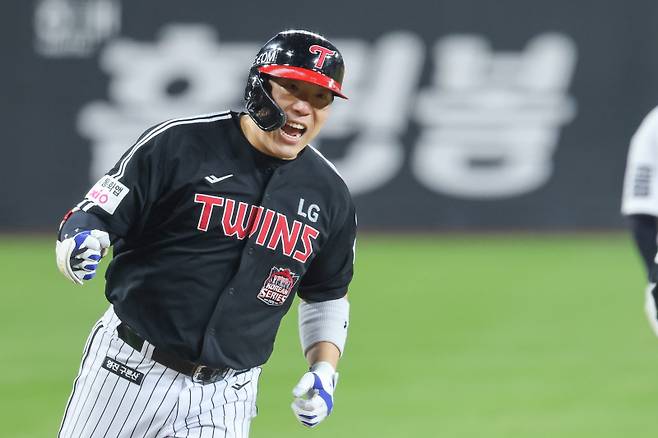 <yonhap photo-7279="">(대전=연합뉴스) 서대연 기자 = 29일 대전한화생명볼파크에서 열린 2025 프로야구 KBO리그 포스트시즌 한국시리즈 3차전 LG 트윈스와 한화 이글스의 경기. 4회초 1사 주자 없는 상황 LG 김현수가 솔로 홈런을 친 뒤 홈으로 들어오며 포효하고 있다. 2025.10.29 dwise@yna.co.kr/2025-10-29 20:00:37/ <저작권자 ⓒ 1980-2025 ㈜연합뉴스. 무단 전재 재배포 금지, AI 학습 및 활용 금지></yonhap>