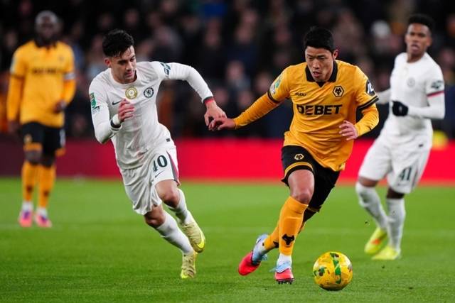 ▲ 울버햄튼 원더러스 FC 황희찬이 30일(한국 시간) 잉글랜드 울버햄튼 몰리뉴 스타디움에서 열린 첼시 FC와 2025-2026 EFL컵 16강에서 돌파를 시도하고 있다. AP/연합뉴스