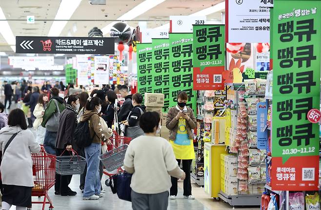 ‘코리아 그랜드 페스티벌’이 시작된 29일 서울의 한 대형마트에 관련 대형 할인행사 안내 현수막이 걸려 있다. 연합뉴스