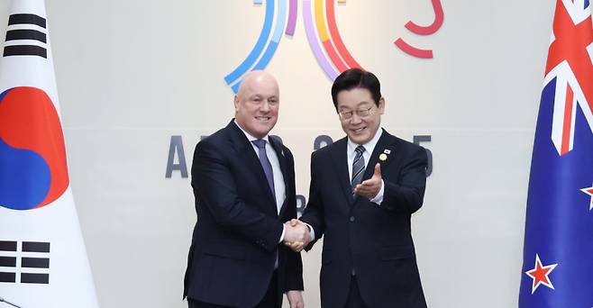 이재명 대통령과 크리스토퍼 럭슨 뉴질랜드 총리가 30일 경북 경주 APEC 정상회의장에서 열린 양자회담에서 기념 촬영 후자리로 향하고 있다. 연합뉴스