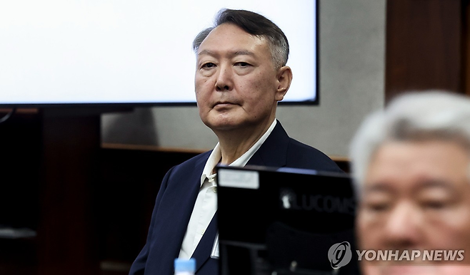 지난달 26일 서울중앙지법에 윤석열 전 대통령이 내란 우두머리, 직권남용 권리행사 방해 혐의 재판으로 출석한 모습. <사진=연합뉴스>