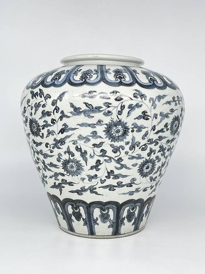 홍콩 크리스티 경매에서 34억원 이상에 팔린 청화백자 <크리스티>