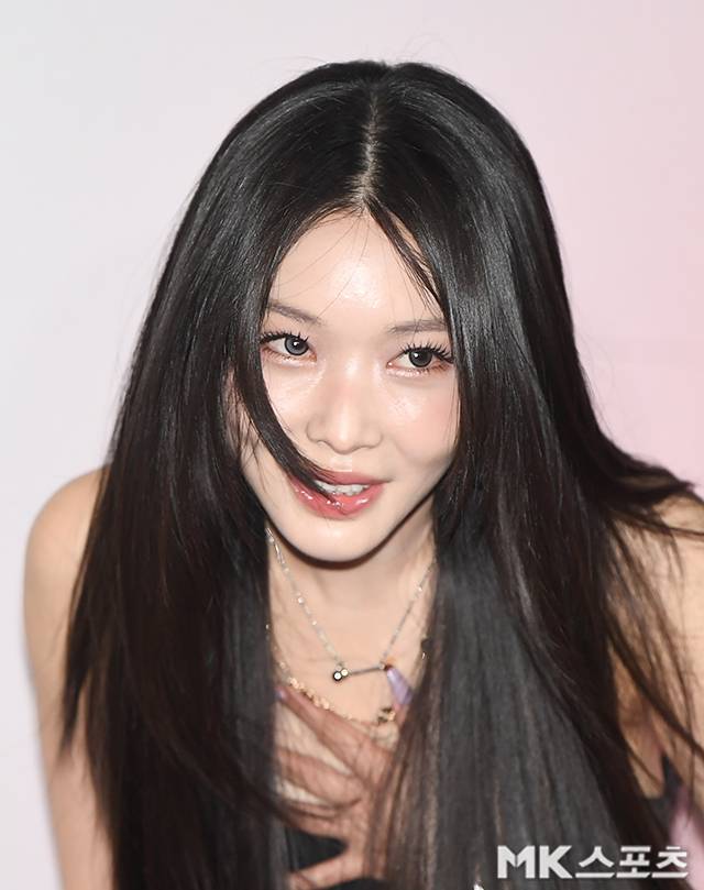 가수 청하가 29일 오후 서울 성수동에서 열린 패션 브랜드 오픈 기념 포토콜 행사에 참석해 포토타임을 갖고 있다.사진=천정환 기자