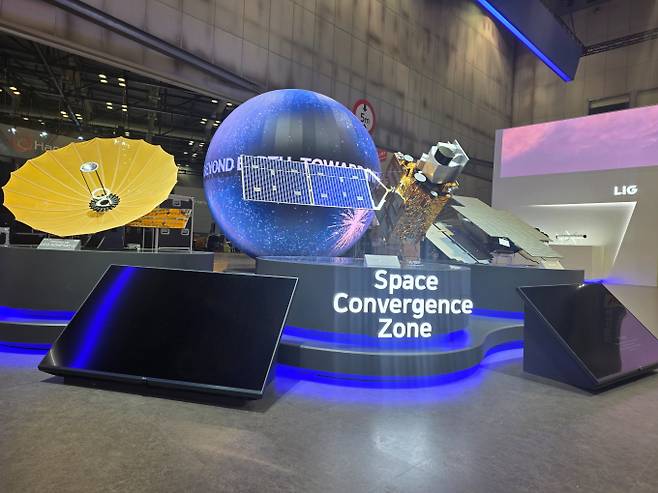 ADEX2025 LIG넥스원 부스에 전시된 천리안위성 5호. /사진=LIG넥스원