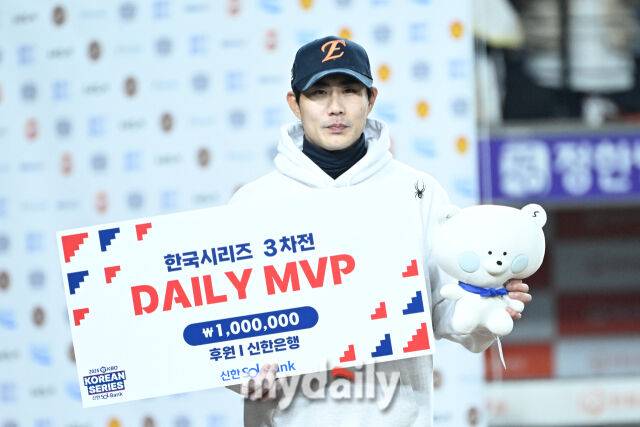 29일 대전 한화생명 볼파크 야구장에서 열린 '2025 신한 SOL 뱅크 KBO 한국시리즈 3차전' LG 트윈스와 한화 이글스 경기. 한화가 7-3으로 LG에 승리했다. MVP를 받은 한화 심우준./대전=한혁승 기자