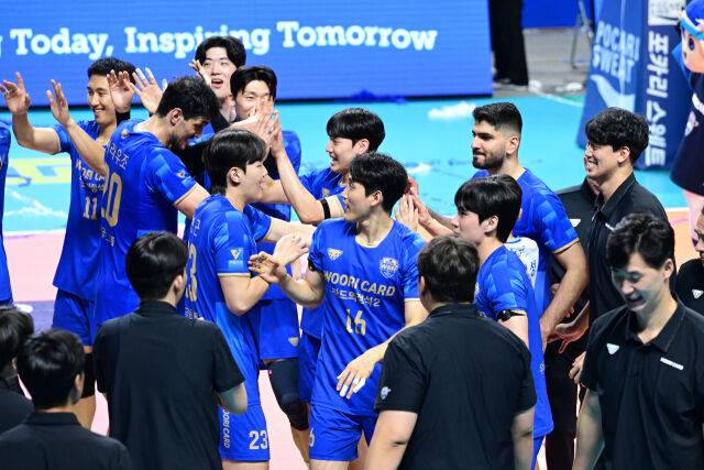 우리카드가 세트 스코어 3-2로 승리한 뒤 기뻐하고 있다. / 한국배구연맹(KOVO)