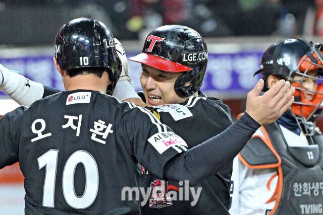 30일 대전 한화생명 볼파크 야구장에서 열린 '2025 신한 SOL 뱅크 KBO 한국시리즈 4차전' LG 트윈스와 한화 이글스 경기. LG 박동원이 9회초 무사 1루에 투런포를 친 후 기뻐하고 있다./대전=한혁승 기자 hanfoto@mydaily.co.kr