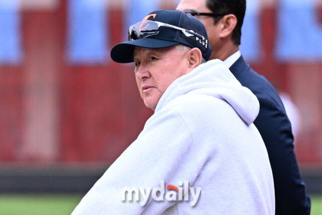 30일 대전 한화생명 볼파크 야구장에서 열린 '2025 신한 SOL 뱅크 KBO 한국시리즈 4차전' LG 트윈스와 한화 이글스 경기. 한화 김경문 감독이 경기 전 훈련을 지켜보고 있다./대전 = 한혁승 기자