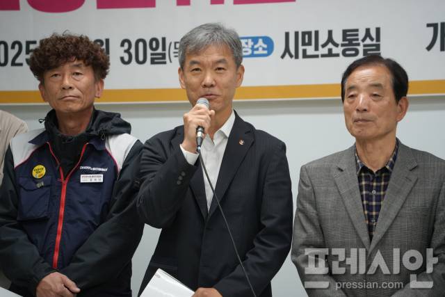 ▲30일 오전 광주시의회 시민소통실에서 열린 기자회견에서 김현주 전교조 광주지부장(가운데)이 광주민주진보시민교육감 후보 시민공천위원회 경과 보고를 하고 있다.2025.10.30ⓒ프레시안(김보현)