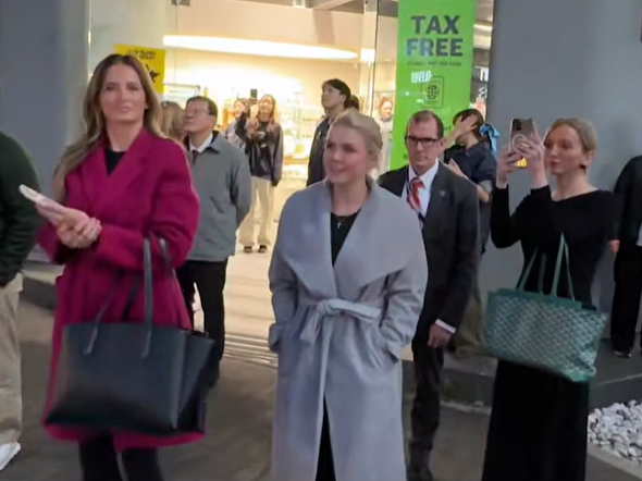 캐롤라인 레빗(가운데) 백악관 대변인이 29일 경주 황리단길 올리브영 앞에서 우연히 마주친 ‘윤 어게인’ 시위대의 행진을 지켜보고 있다. 유튜브 채널 ‘자유드림TV’ 캡처