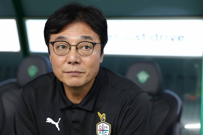 황선홍 대전하나시티즌 감독이 9월 13일 전주월드컵경기장에서 열린 2025 K리그1 29라운드 전북 현대와의 원정 경기에서 선수들을 지켜보고 있다. K리그 제공