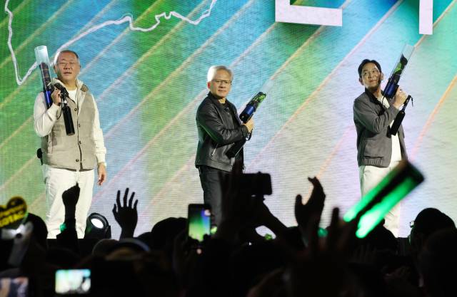 정의선(왼쪽부터) 현대차그룹 회장, 젠슨 황 엔비디아 최고경영자(CEO), 이재용 삼성전자 회장이 30일 서울 코엑스에서 열린 엔비디아의 그래픽카드(GPU) '지포스' 출시 25주년 행사 단상에 올라 퍼포먼스를 하고 있다. 연합뉴스