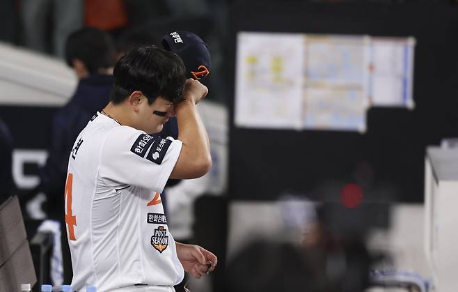 한화 김서현이 29일 대전한화생명볼파크에서 열린 ‘2025 신한 SOL 뱅크 KBO PS’ LG와 한국시리즈 3차전을 7-3 승리로 마무리한 뒤 덕아웃에서 눈물을 흘리고 있다. 대전|뉴시스