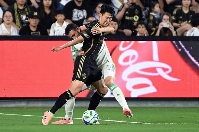 LAFC 손흥민(왼쪽)이 30일 BMO스타디움서 열린 오스틴과 MLS PO 1라운드 홈 1차전에서 상대 수비수와 볼 경합을 하고 있다. LA|AP뉴시스