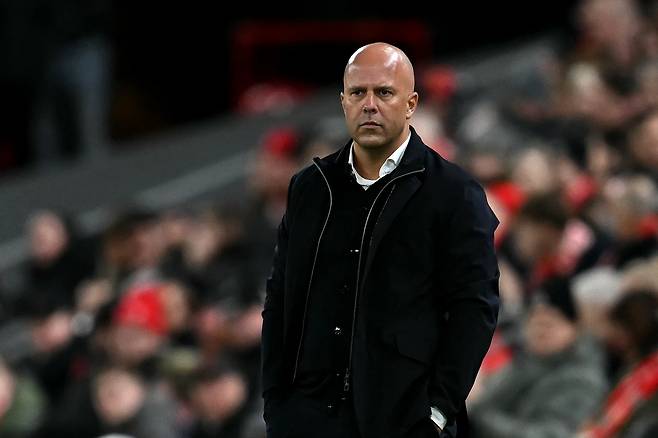 리버풀 아르네 슬롯 감독이 30일 리그컵 16강 크리스털팰리스전에서 선수들을 지켜보고 있다. AFP연합뉴스