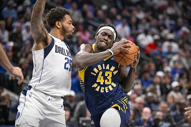 파스칼 시아캄이 30일 미국 텍사스주 댈러스의 아메리칸 에어라인스 센터에서 열린 댈러스 매버릭스와 2025~2026 미국프로농구 정규리그 원정 경기에서 돌파를 하고 있다. 댈러스 | Imagn Images연합뉴스